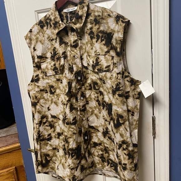 New SAMSOE SAMSOE Oversized
Sleeveless Button Down Shirt
Camo vest - Picture 5 of 11